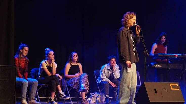 [BIDEOA]: Bertsolaritza eta musika elektronikoa fusionatu dituzte Plateruenean