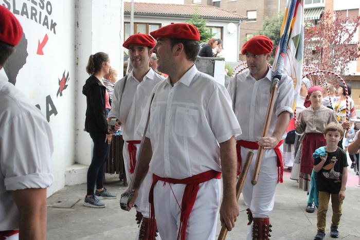 Jai Batzordeko kideek txupinazoa jaurtita hasi dituzte sanpedroak Atxondon - 3