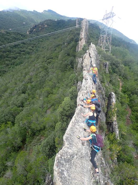Espeleologia, rappela, eskalada… nerabeek naturaz gozatzeko eskaintza areagotu du Alpinok