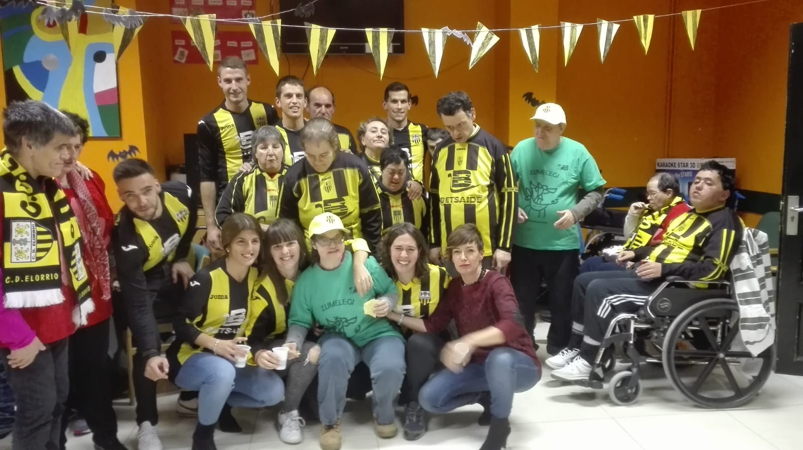 Elorrioko futbol taldeko hainbat kidek Zumelegi egoitza bisitatu dute