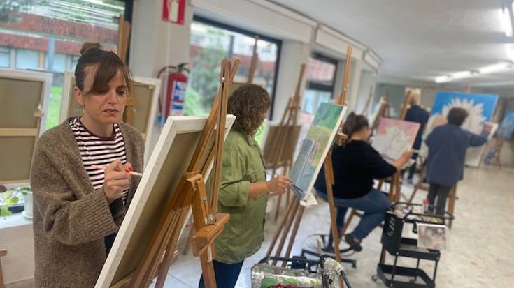 Udal pintura tailerreko kideen erakusketa kolektiboa ikusgai, Ezkurdi aretoan