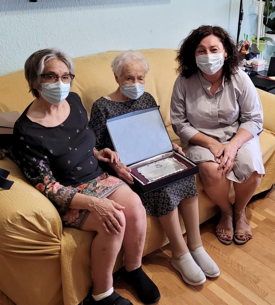 100 urte bete dituzten Antonia Critado eta Maria Santiago omendu ditu Zornotzako Udalak