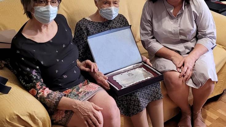 100 urte bete dituzten Antonia Critado eta Maria Santiago omendu ditu Zornotzako Udalak