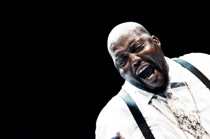 Sugaray Rayford blues kantaria, Travellin’ Brothers taldeko bizkaitarrek lagunduta ariko da eguenean, Zelaietan