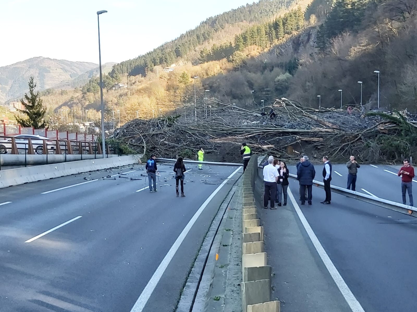 “Amiantoa zegoela jakin arren”, hondakinak kentzen ibili diren langileen osasuna zaintzeagatik “ezer ez” egitea egotzi die LABek adiministrazioei