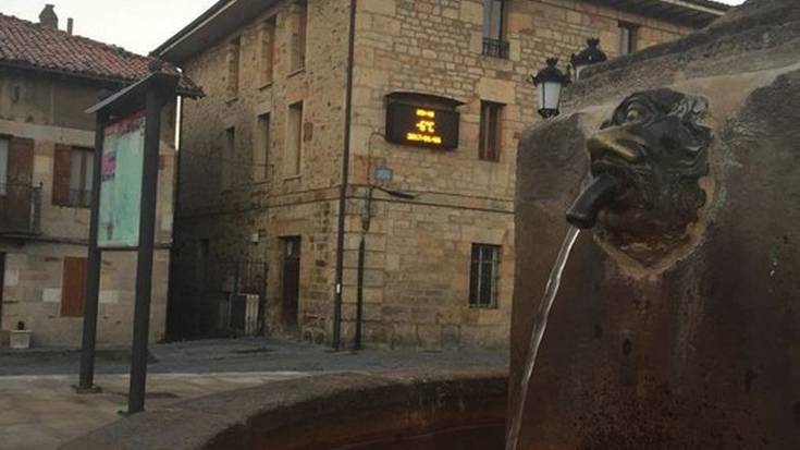 Otxandioko plazako iturriari txorrota berriak jarri dizkiote