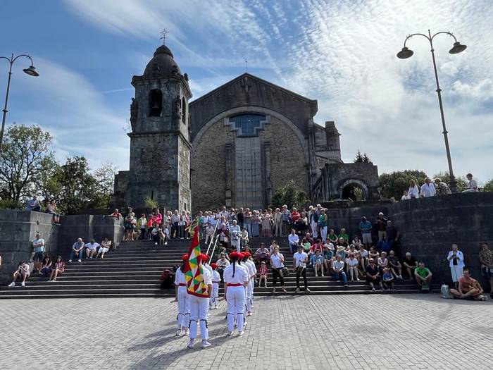 Abadiñoko Udalak ordainsaria kendu die errogatibako anderuei