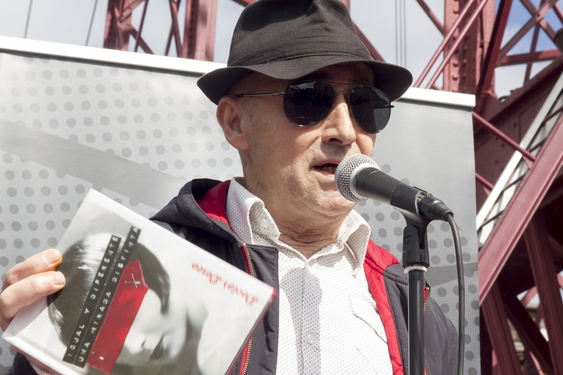 Francis Díez: “Diskoaren hasierak epika berezia du, makarra samarra”
