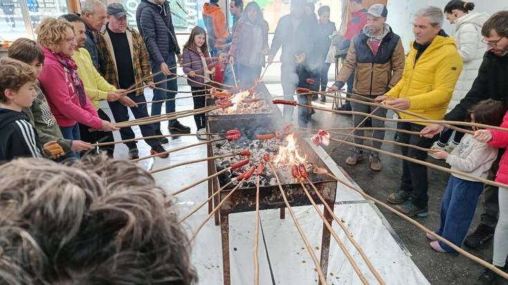 [ARGAZKI GALERIA]: Garaitarrak suaren bueltan batu ziren atzo, Txitxiburduntzia egiteko