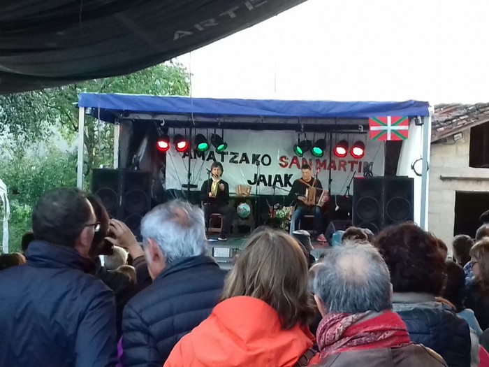 Hainbat belaunalditako auzokideek Dantzari-dantza parekidea dantzatu dute Amatzan - 8