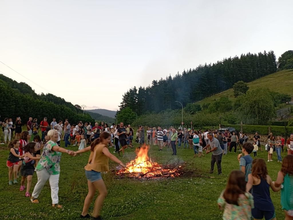 San Joan sua isiotuta, jaietan murgildu dira Axpen