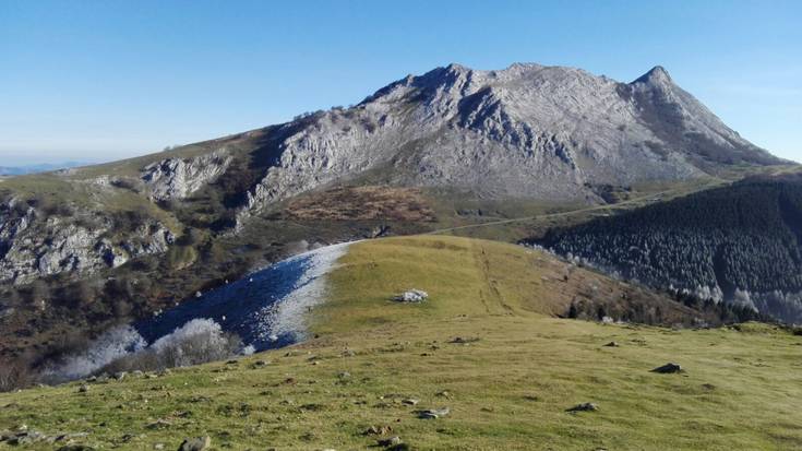 Urkiolako Parke Naturalean lanean zebilen langile bat auto azpian harrapatuta gelditu da