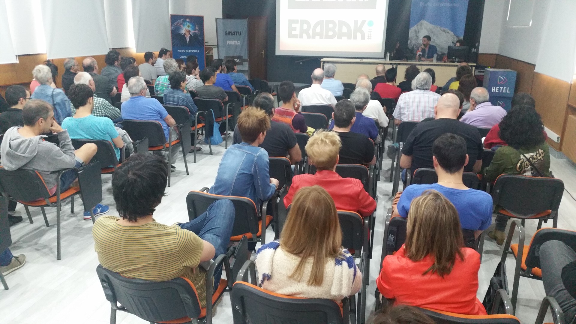 2.300 sinadura batu gura ditu Erabaki plataformak, trenbideko lurrei buruz galdeketa eskatzeko