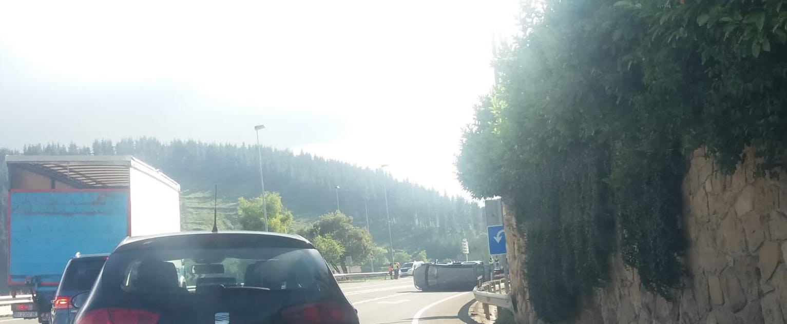 Bi autok aurrez aurre egin dute talka Trabakuan