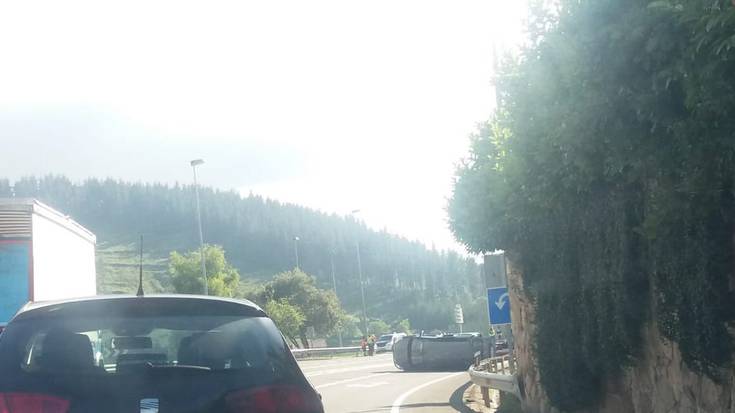 Bi autok aurrez aurre egin dute talka Trabakuan