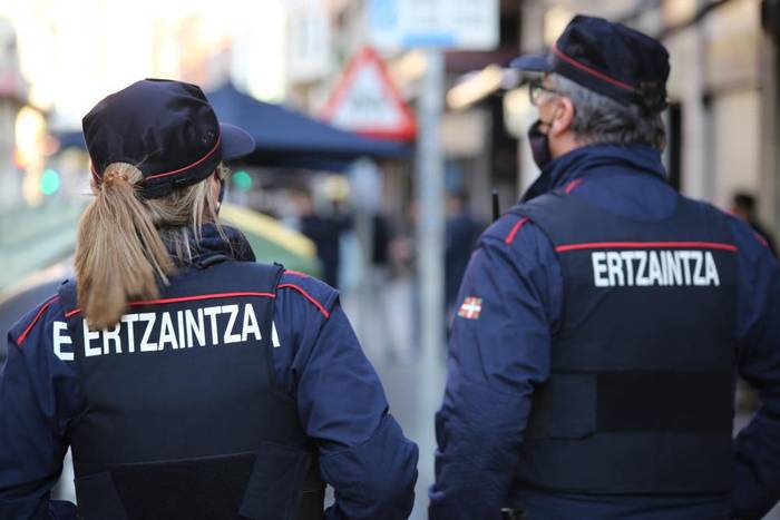 33 urteko gazte bat atxilotu dute Berrizen, gizon bati edalontzi batekin buruan jota lesioak eragiteagatik