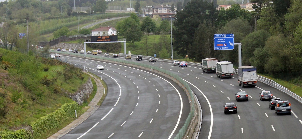 Bidesariaren igoera salatu du 'AP-8 Peajerik Ez' plataformak
