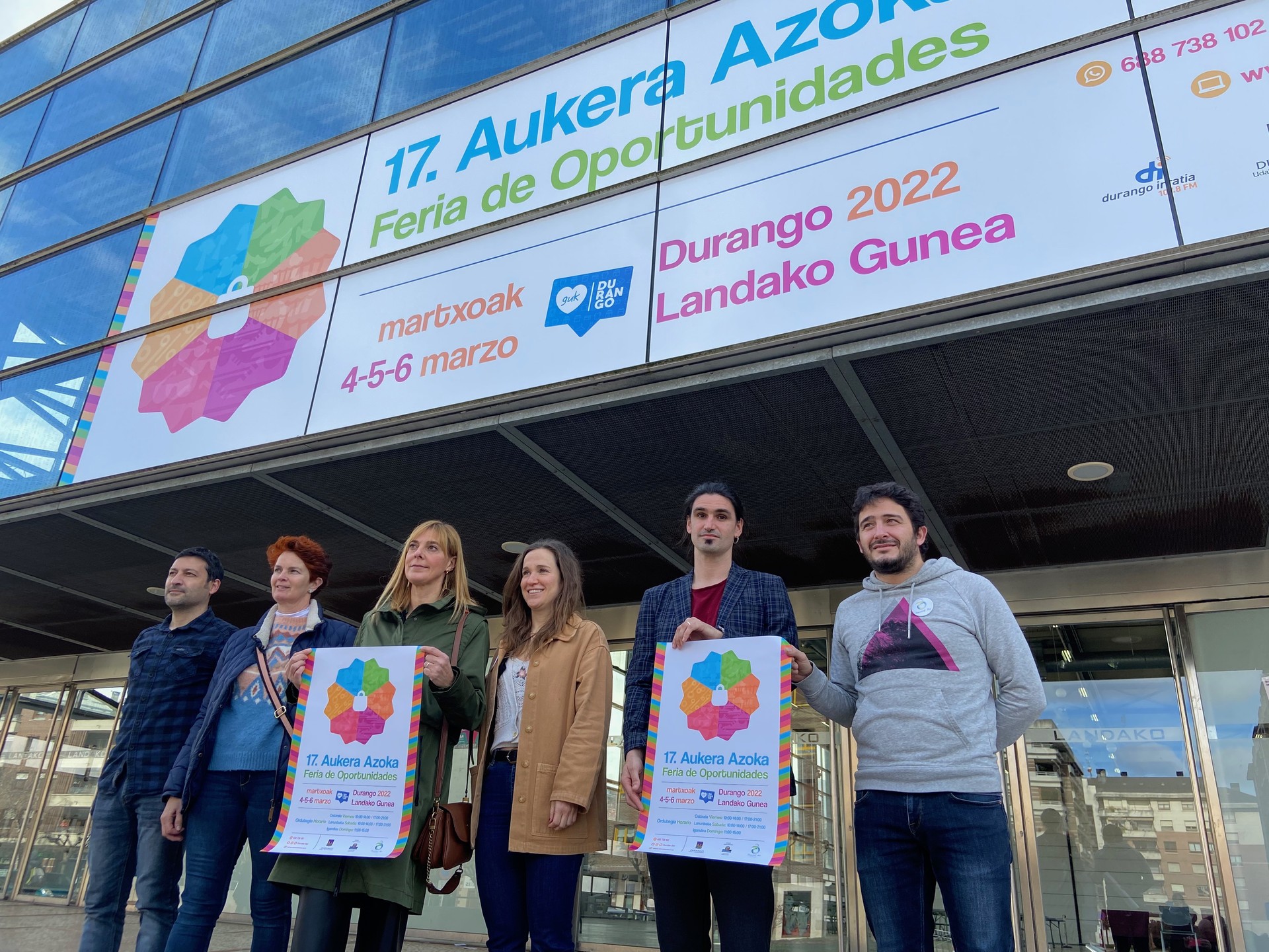 Aukera Azoka indarberrituta dator arropen preziorik onenak eta gune gastronomikoa berreskuratuta