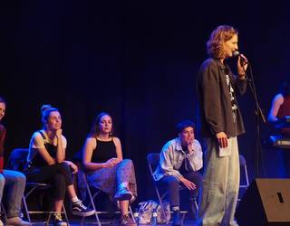 [BIDEOA]: Bertsolaritza eta musika elektronikoa fusionatu dituzte Plateruenean