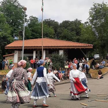 [EGITARAUA]: Herri bazkaria eta bertso saioa, besteak beste, Gazteluko jaietan