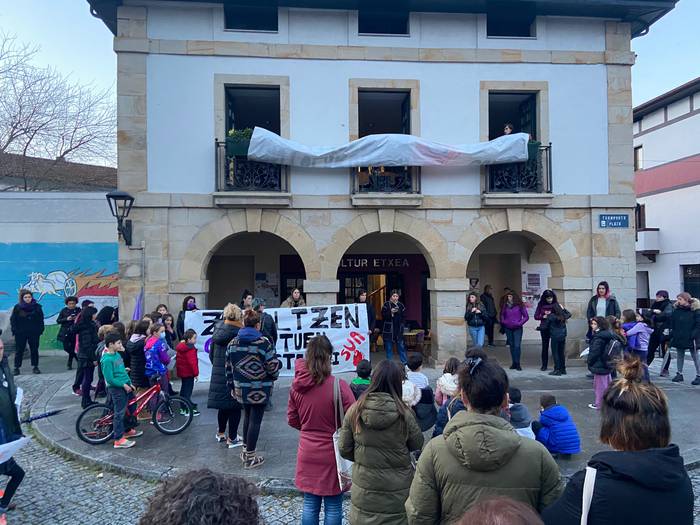 Abadiñoko mugimendu feministak duela aste biko eraso matxista salatuko du gaur