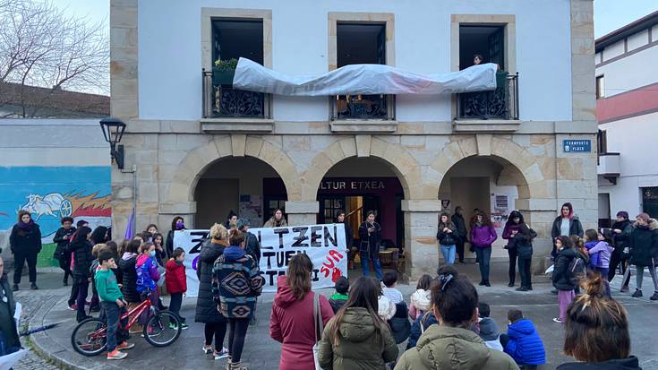 Abadiñoko mugimendu feministak duela aste biko eraso matxista salatuko du gaur