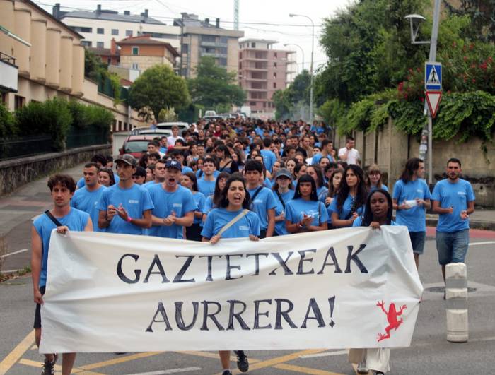 Gaztetxeak aurrera lemapean manifestazioa egin dute Durangon