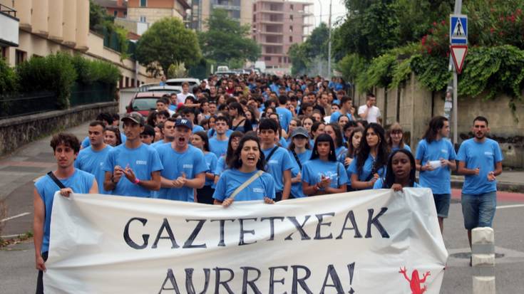 Gaztetxeak aurrera lemapean manifestazioa egin dute Durangon