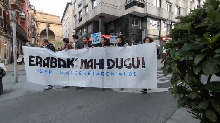 M29ko manifestazioa iruditan - Erabaki  nahi dugu!