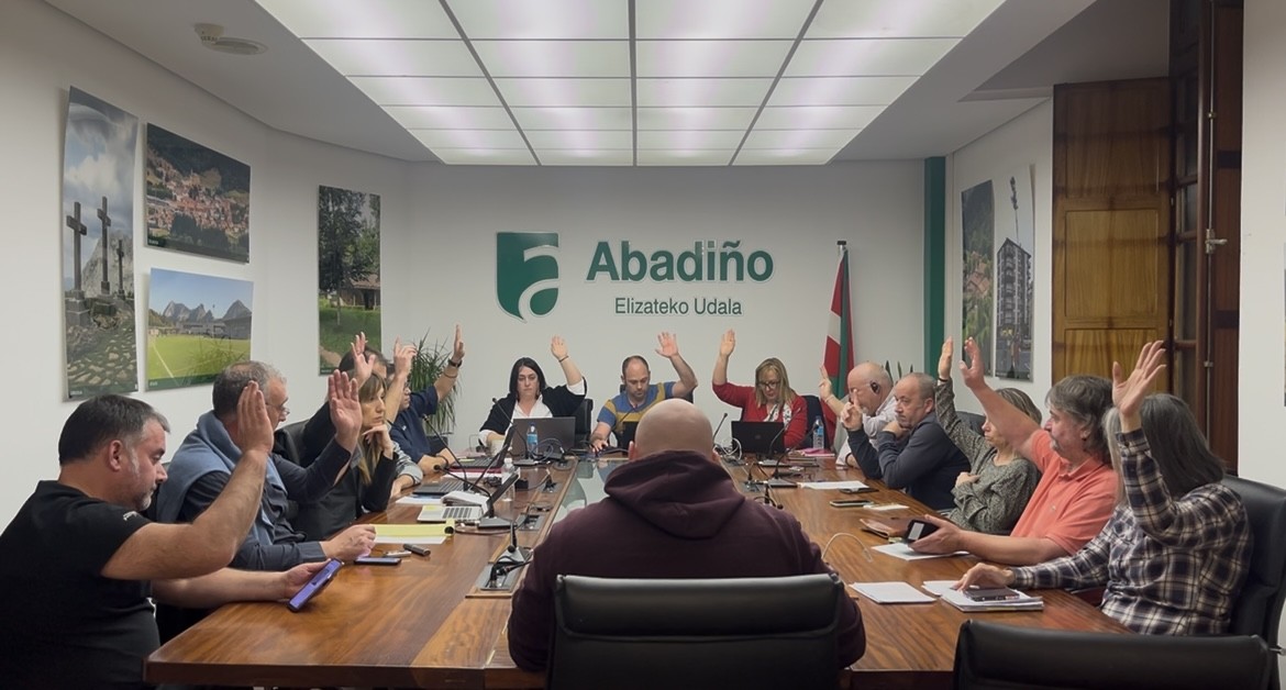 Abadiñok udal jarduera handitu du plantilla indartuta