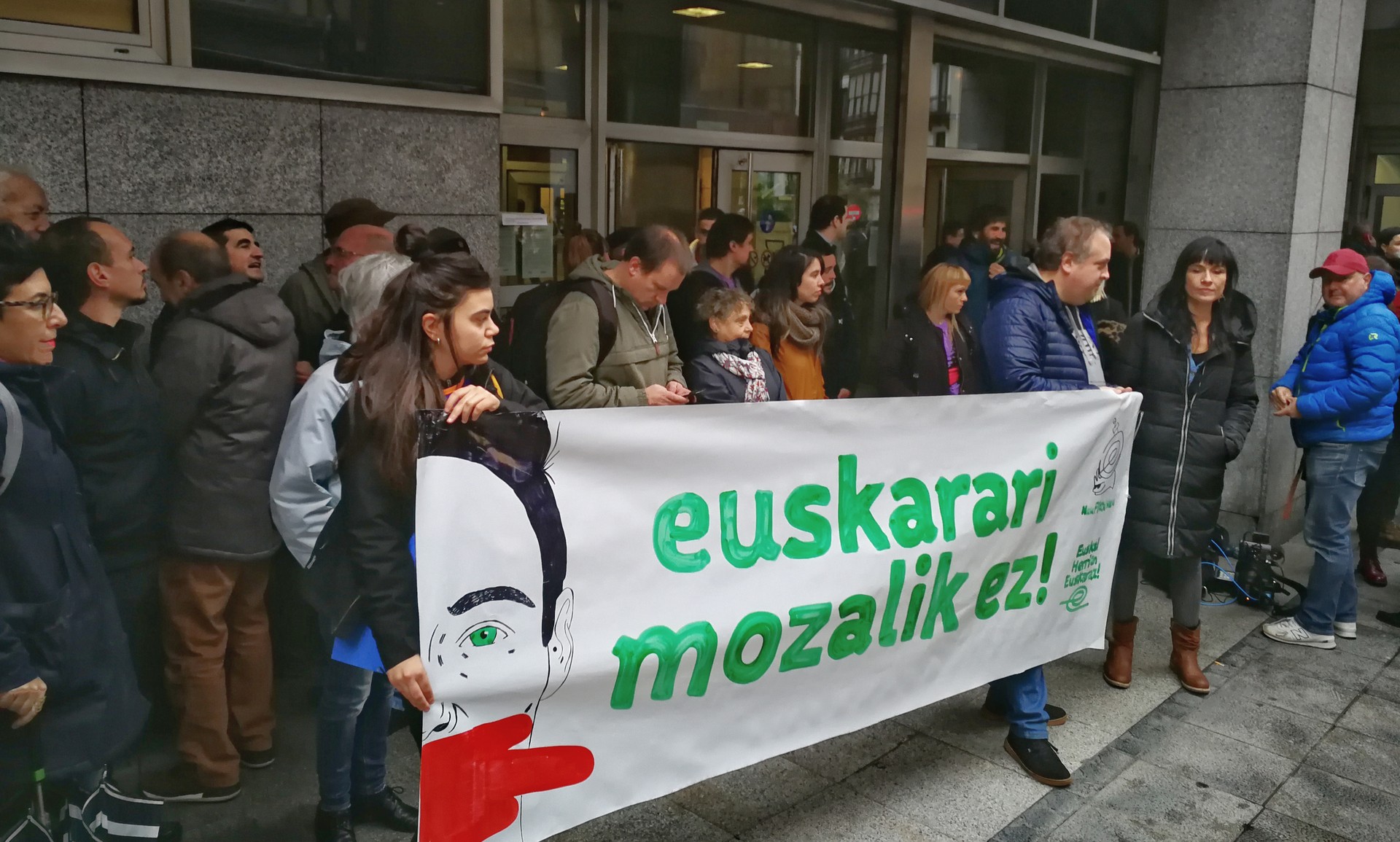 Arkaitz Zarragari elkartasuna erakutsi diote Bilboko epaitegiaren aurrean
