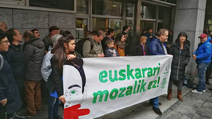 Arkaitz Zarragari elkartasuna erakutsi diote Bilboko epaitegiaren aurrean