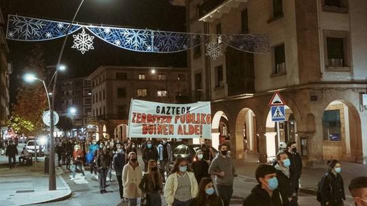 [ARGAZKI GALERIA] Zornotzako gazte mugimenduak manifestazioa egin du “kapitalaren gainetik zaintza eta osasuna” aldarrikatzeko