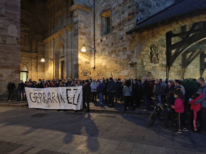 Dozenaka lagun batu dira gerraren aurkako protestan