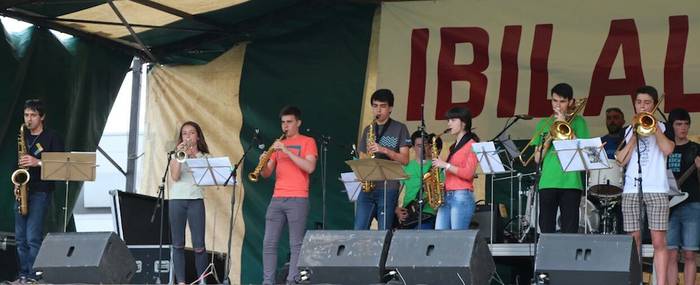 Musika beltza entzun eta dantzatzeko piknika, bihar, Tabiran