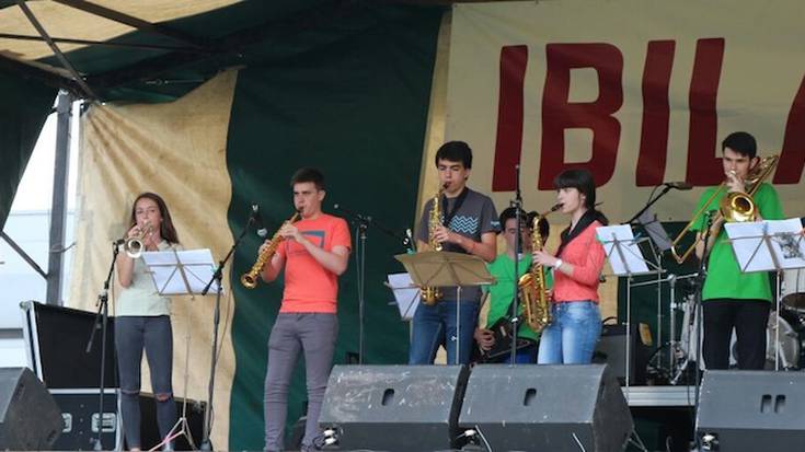Musika beltza entzun eta dantzatzeko piknika, bihar, Tabiran