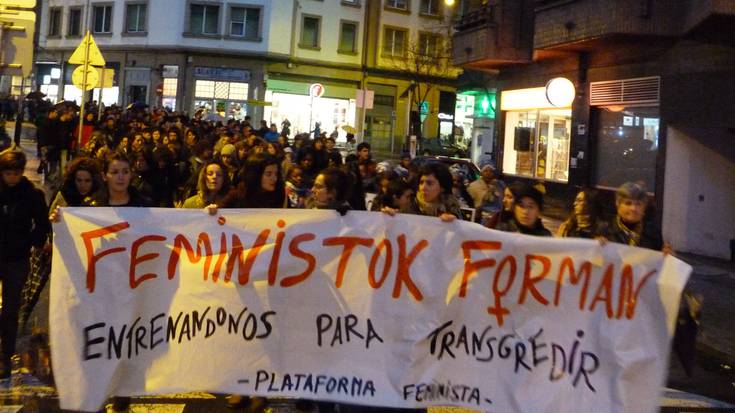 Manifestazio jendetsua egin dute Durangoko Plataforma Feministak deituta