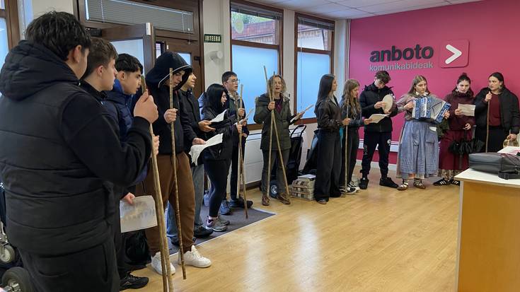 [BIDEOA]: Iurretako ikasleak Abendu-koplak abestera etorri dira ANBOTOko erredakziora