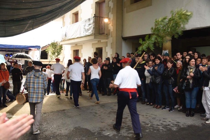 Hainbat belaunalditako auzokideek Dantzari-dantza parekidea dantzatu dute Amatzan - 11