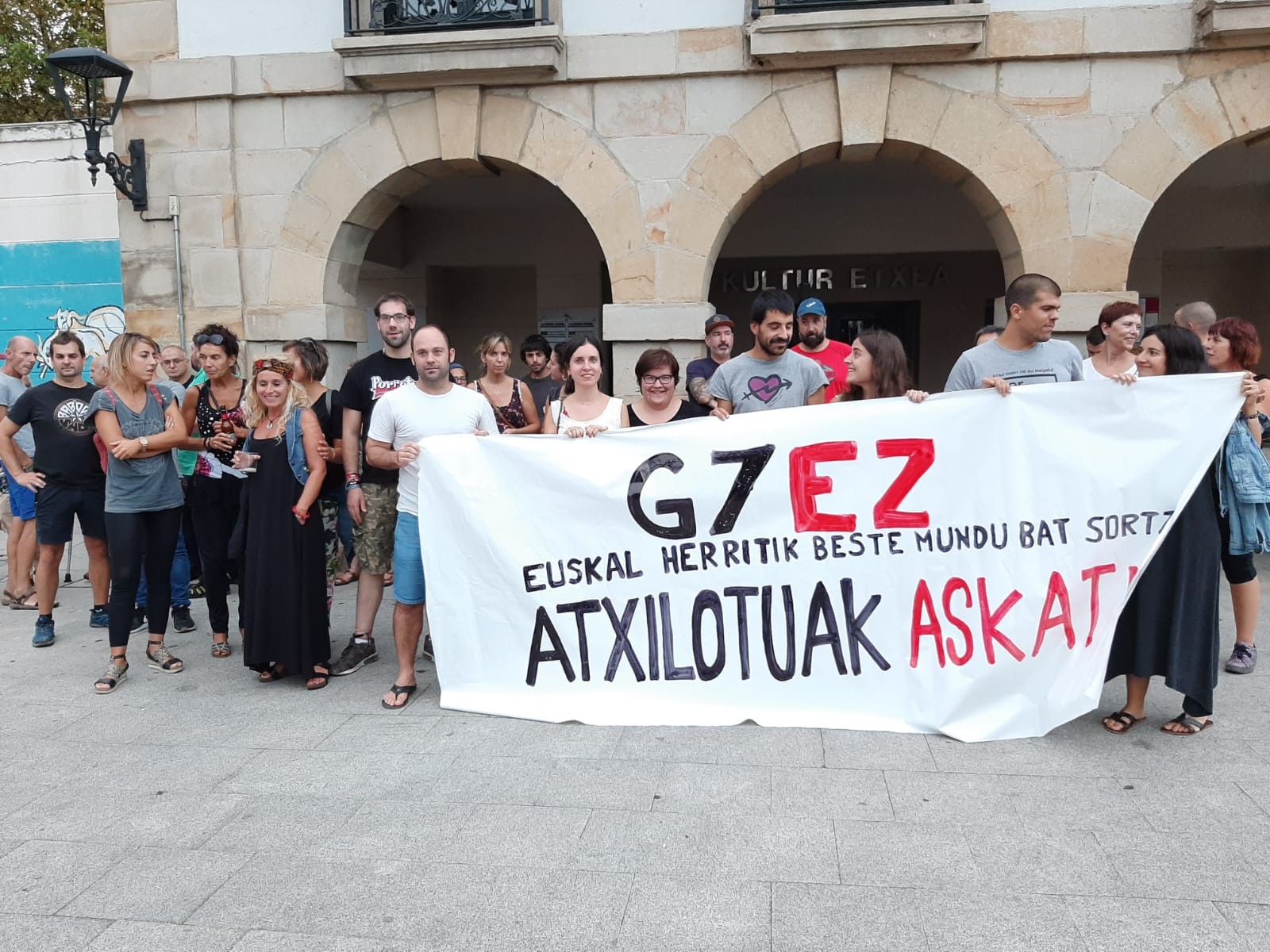 Baionan epaitu duten gazte abadiñarrari elkartasuna adierazi diote hainbat herritarrek