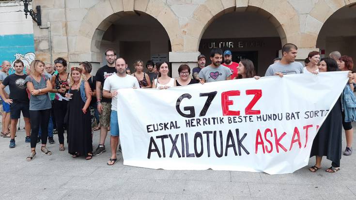 Baionan epaitu duten gazte abadiñarrari elkartasuna adierazi diote hainbat herritarrek