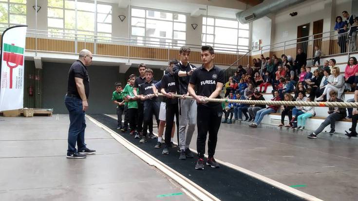 Mungiako gazteekin egindako talde berria Iurretako sokatira jardunaldian