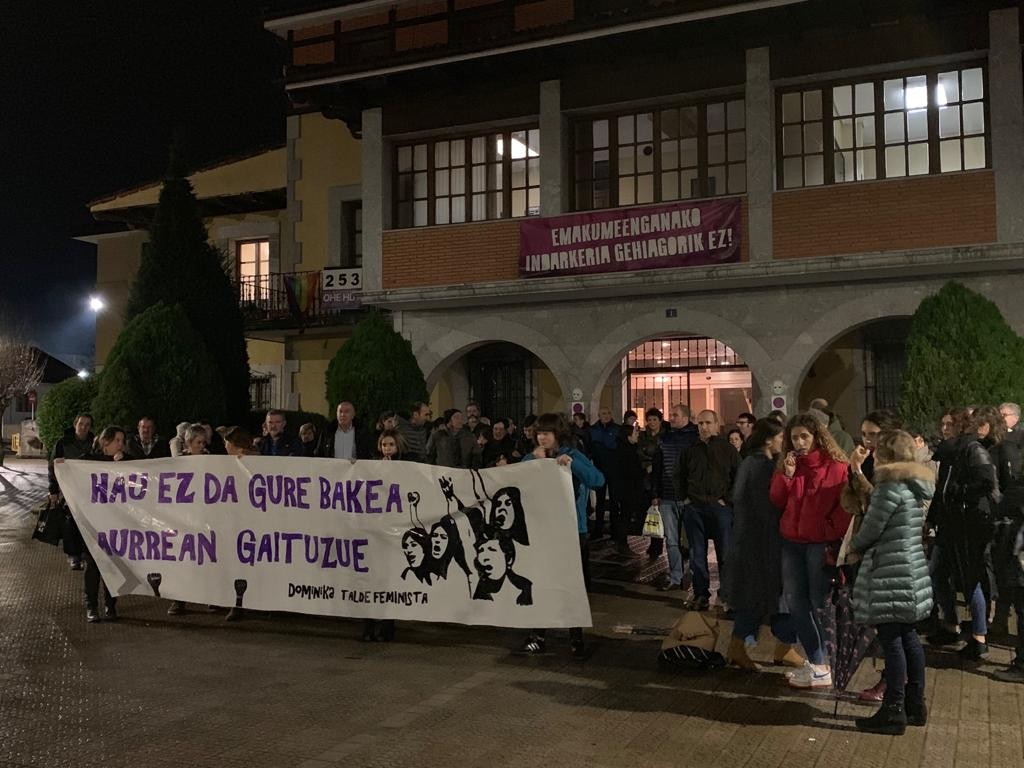 Dominikak elkarretaratzea deitu du eraso sexista salatu duen emakume bat babesteko