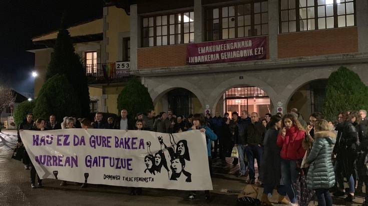 Elkarretaratze zaratatsua egin dute Zaldibarren azken eraso sexista salatzeko
