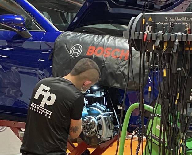 Iker Mujika Iurreta Lanbide Heziketako automozioko ikaslea Spainskills txapelketan izan da