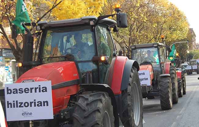 Durangaldeko baserritarrek bat egin dute EHNE Bizkaiak eta ENBA Bizkaiak Bilbon deituriko mobilizazioekin