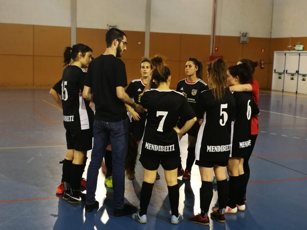 Mendibeltz areto futbol taldea jokalari bila dabil nesken taldea mantendu ahal izateko