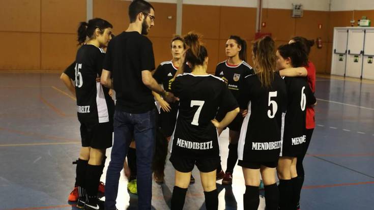 Mendibeltz areto futbol taldea jokalari bila dabil nesken taldea mantendu ahal izateko