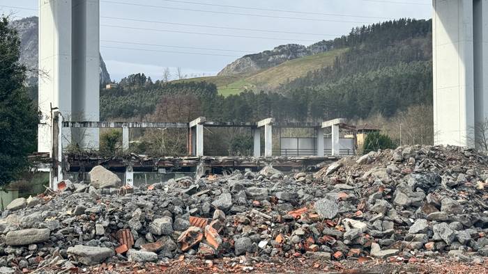 Tabirako kirolguneko lanak, "martxa onean"