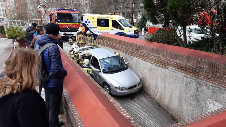 Pertsona bat autoaren eta garajerako hormaren artean harrapatuta geratu da eta suhiltzaileek atera dute
